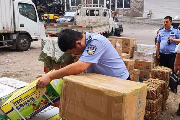 民警和安監(jiān)人員對貨物進(jìn)行檢查