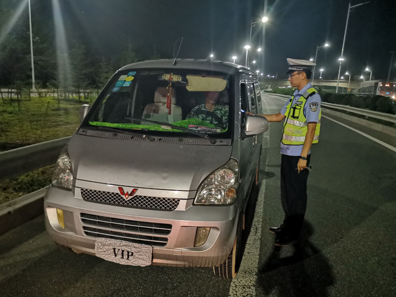 交警正在查處酒駕并故意遮擋號(hào)牌的駕駛員孟某