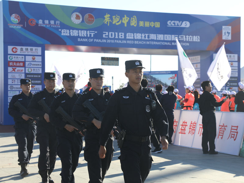 9月22日上午,，2018盤錦紅海灘馬拉松鳴槍開跑,盤錦市公安局巡特警支隊(duì)在賽場周邊加強(qiáng)巡邏力度和巡邏頻次,，確保比賽秩序平穩(wěn)可控,。 張鐸 本報(bào)記者孫碩辰