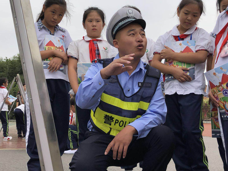 燈塔市公安局交警大隊(duì)民警為小學(xué)上普及交通安全知識(shí)