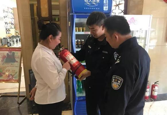 治安民警深入對(duì)轄區(qū)內(nèi)場所的消防及治安隱患進(jìn)行排查2