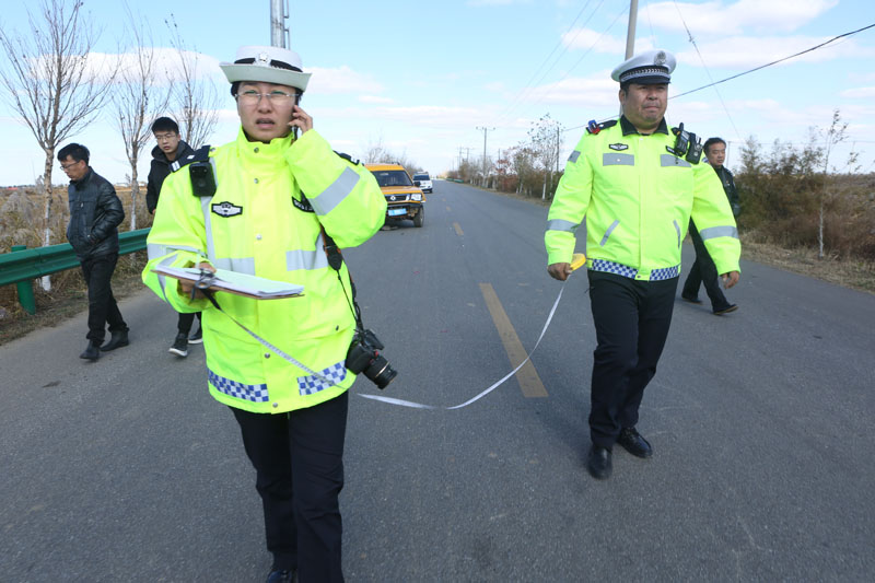 剛到交通事故現(xiàn)場,，范冬梅又接到指揮中心打來出警的電話