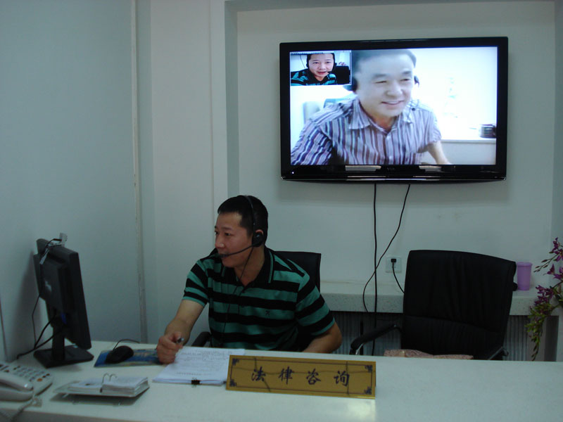法律援助實(shí)現(xiàn)網(wǎng)絡(luò)視頻審批,。圖為法援工作人員與居民在線咨詢