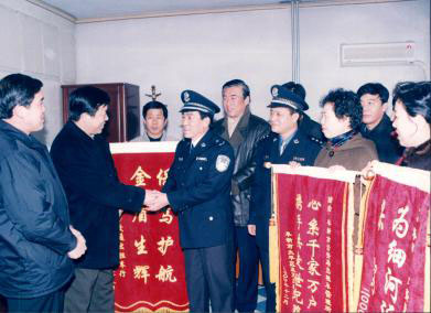2000年12月,，市公安局長侯振祥接受各出租車行代表贈送的錦旗