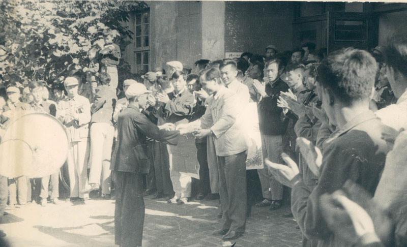 1958年10月10日,，公安部在阜新召開參加生產(chǎn)保衛(wèi)生產(chǎn)全國經(jīng)濟(jì)保衛(wèi)現(xiàn)場會,，會前市公安局副局長羅萍接受基層代表喜報。