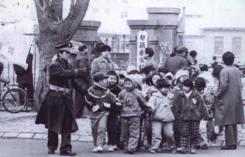 交通民警二十年如一日開展護(hù)送小學(xué)生活動