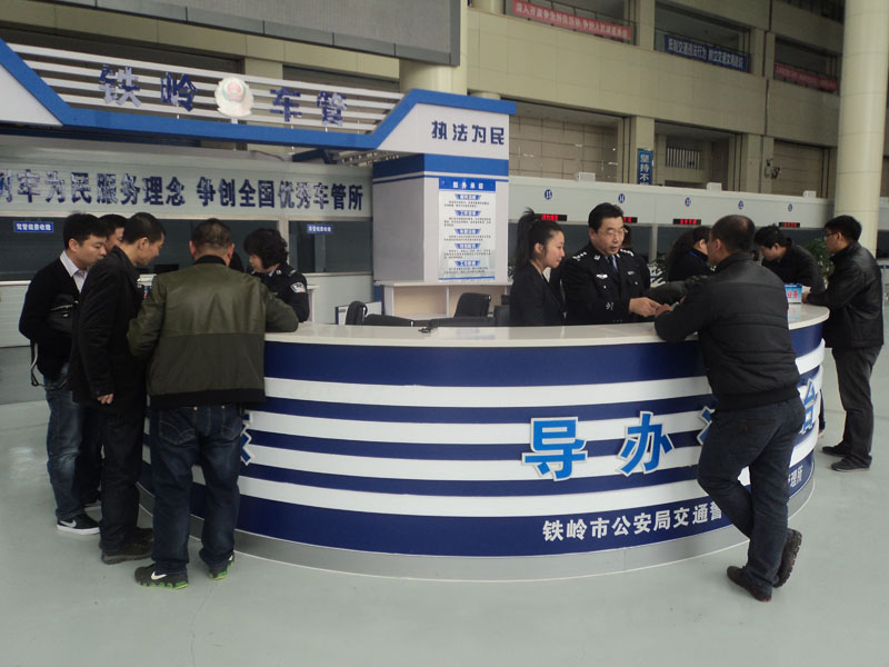 車管所由“鏈條式”服務(wù)改為“一窗式”服務(wù),，群眾辦事更加便捷