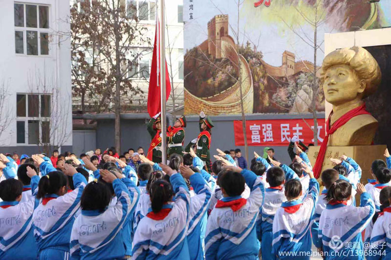 錦州市古塔區(qū)士英小學(xué)的晨讀憲法活動,。特約記者 孫松玲 本報記者 蔡冰 攝