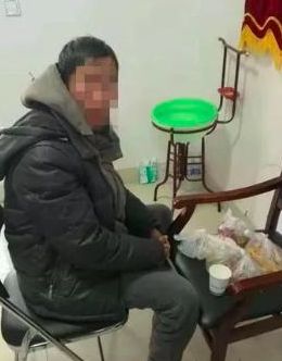 民警為黃某買來了食物,、增添了衣物,。