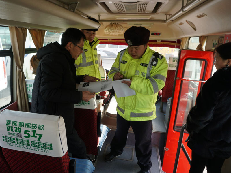 遼陽(yáng)縣交警對(duì)客運(yùn)車(chē)輛進(jìn)行安全檢查