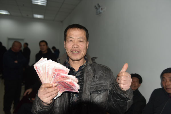 領(lǐng)回工資　開心過大年