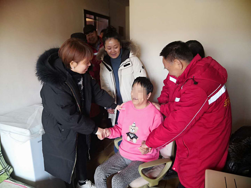 張娜（左一）,、王春梅看望癱瘓居民