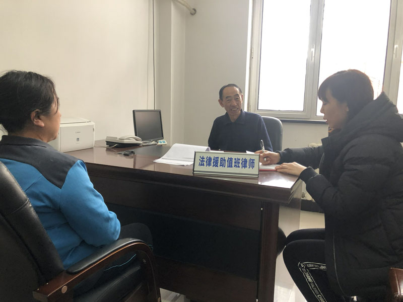 法律援助值班律師王維生（右二）解答市民法律問題,，記者（右一）在一旁認(rèn)真記錄