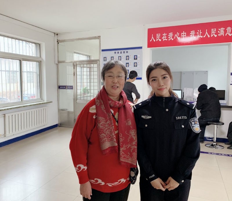 冀女士(（左）與戶(hù)籍民警關(guān)舒予合影