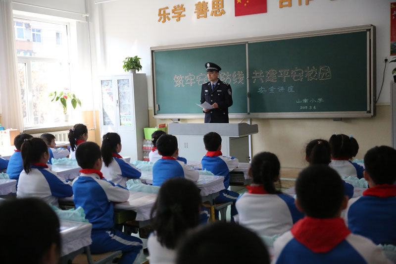 民警給學生上法治教育課