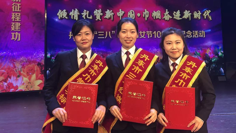 從左往右依次是李曉菲,、鄒慧姝、陳曙光