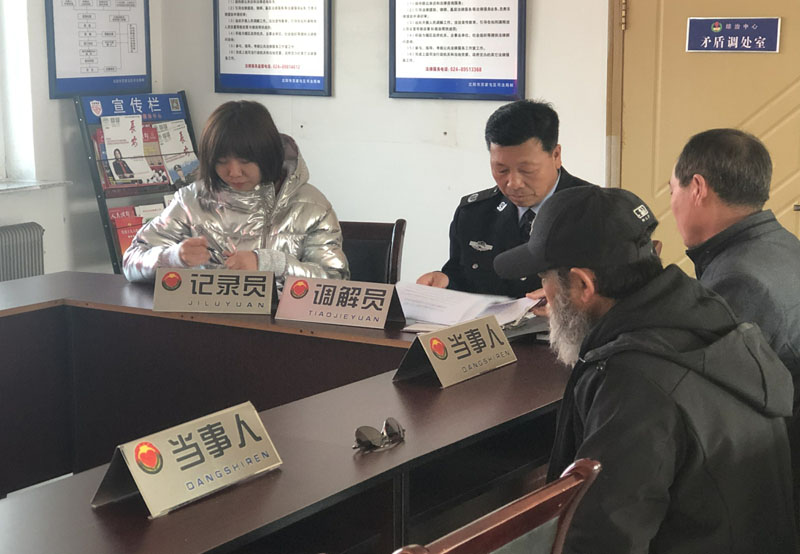李家新（左二）調(diào)解村民糾紛,，記者（左一）認真記錄