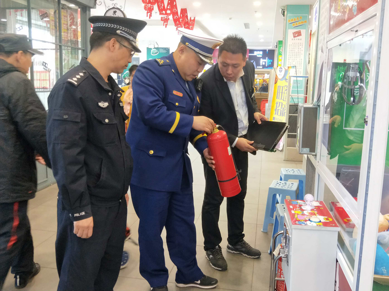 檢查人員教企業(yè)負責人識別滅火器真?zhèn)? style=