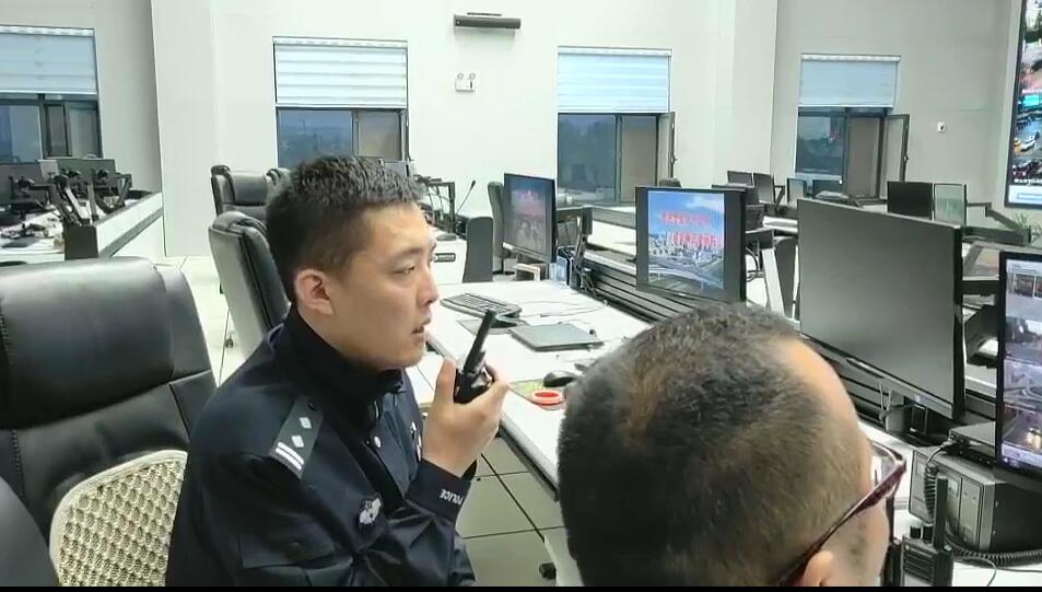 交警指揮中心現(xiàn)場指揮安排警力進行護送