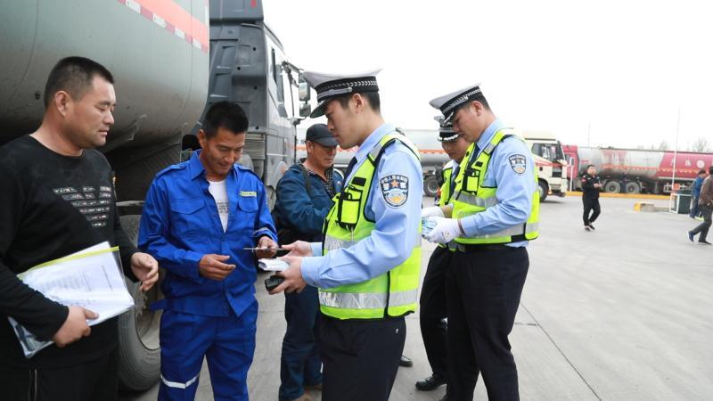 配文3：交警大隊民警為運輸企業(yè)司機提供服務(wù)
