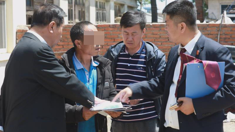 擋臉,！第二稿配圖：執(zhí)行法官及工作人員為被執(zhí)行人解釋生效文書內(nèi)容并督促其騰房