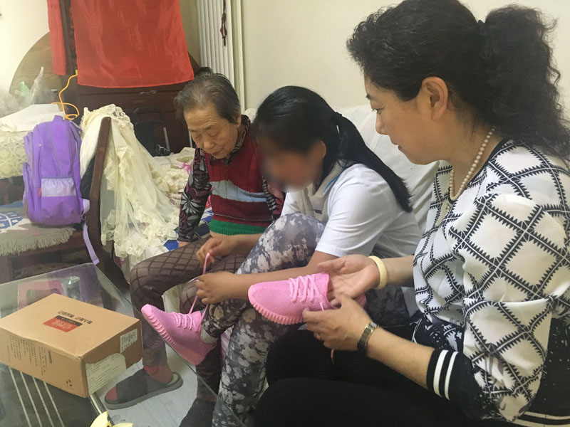 今年六一節(jié)前,，樊麗萍給陽(yáng)陽(yáng)買(mǎi)了一雙新鞋當(dāng)做節(jié)日禮物
