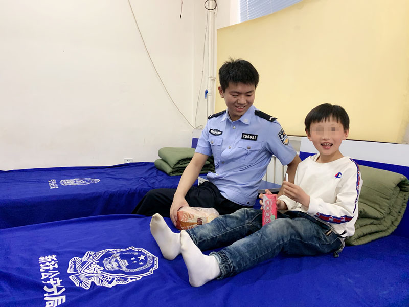 派出所民警正陪著孩子邊吃東西邊看動(dòng)畫(huà)片