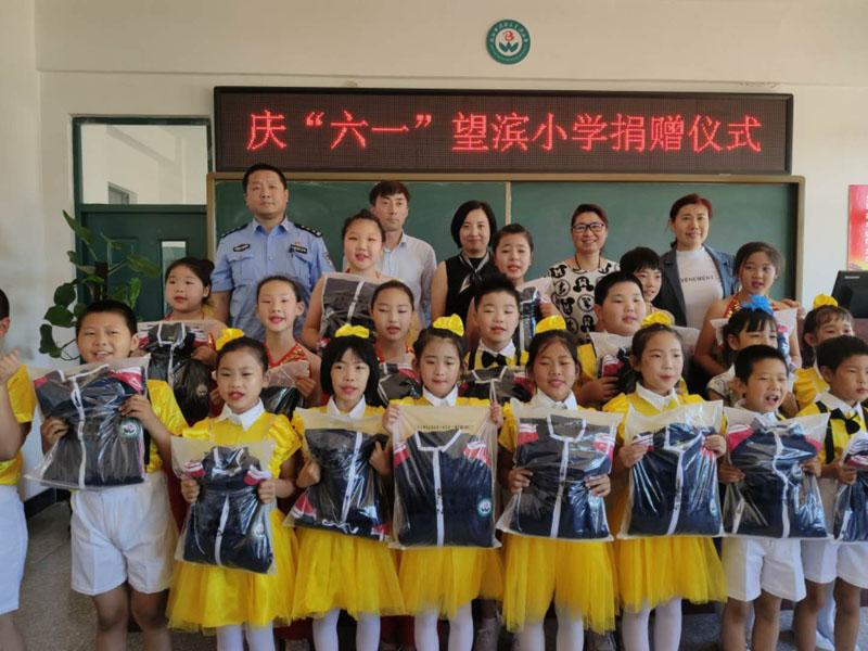 為孩子們送上關愛禮包