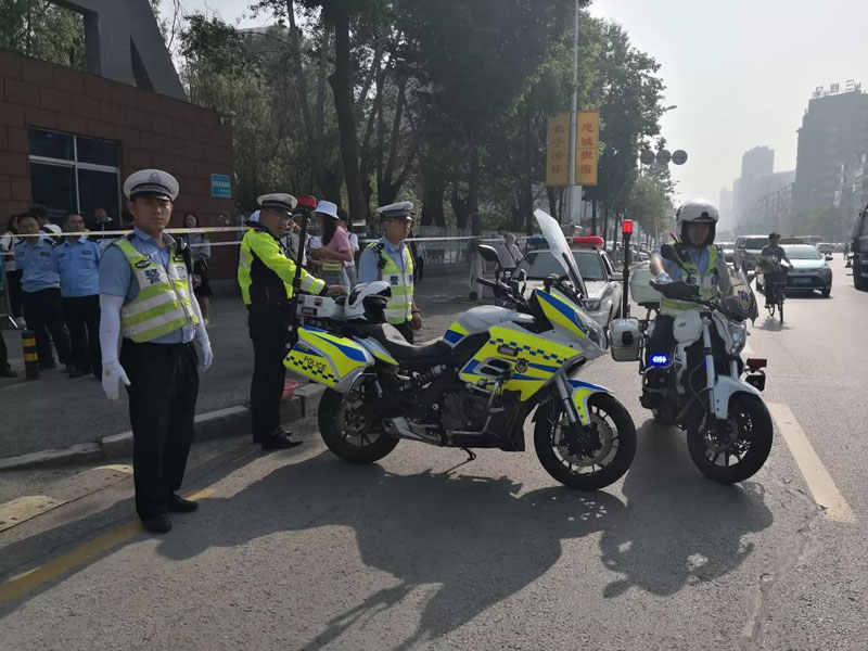 撫順交警在考點外全力備勤。