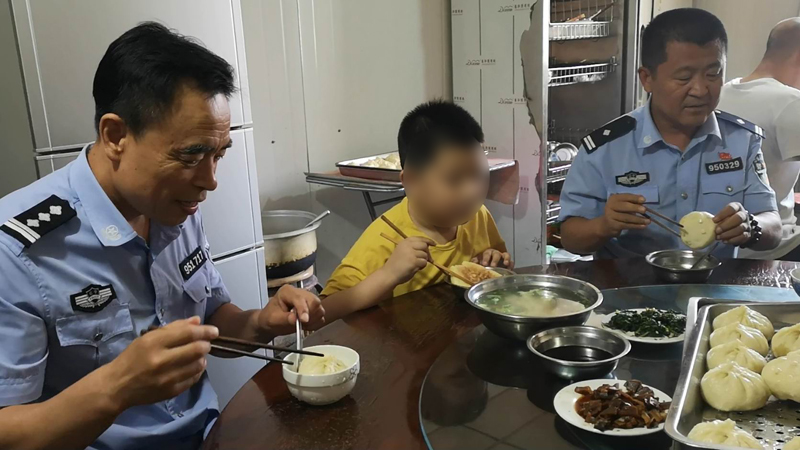 午飯了,，男孩不愛(ài)吃包子，食堂給專(zhuān)門(mén)烙的糖餅,，吃的噴香