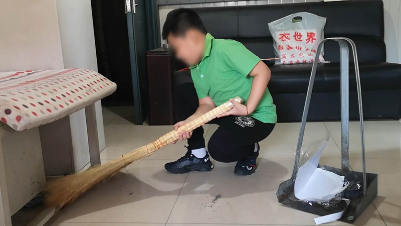 小男孩很懂事,，經(jīng)常幫助派出所打掃打掃衛(wèi)生