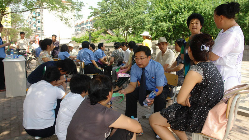 2010年6月24日,，遼陽市院百名檢察官走進(jìn)社區(qū)