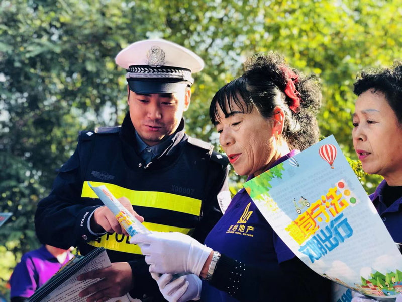 燈塔交警深入文體活動(dòng)周開展交通安全活動(dòng)