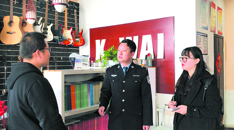記者同民警一起在轄區(qū)內(nèi)走訪(fǎng)商戶(hù)