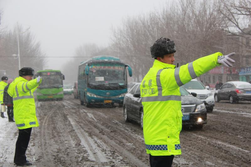 營口交警支隊 (1)：雪中指揮交通