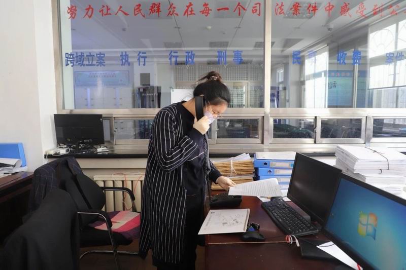 立案庭法官助理任婷婷接聽(tīng)當(dāng)事人立案咨詢(xún)電話