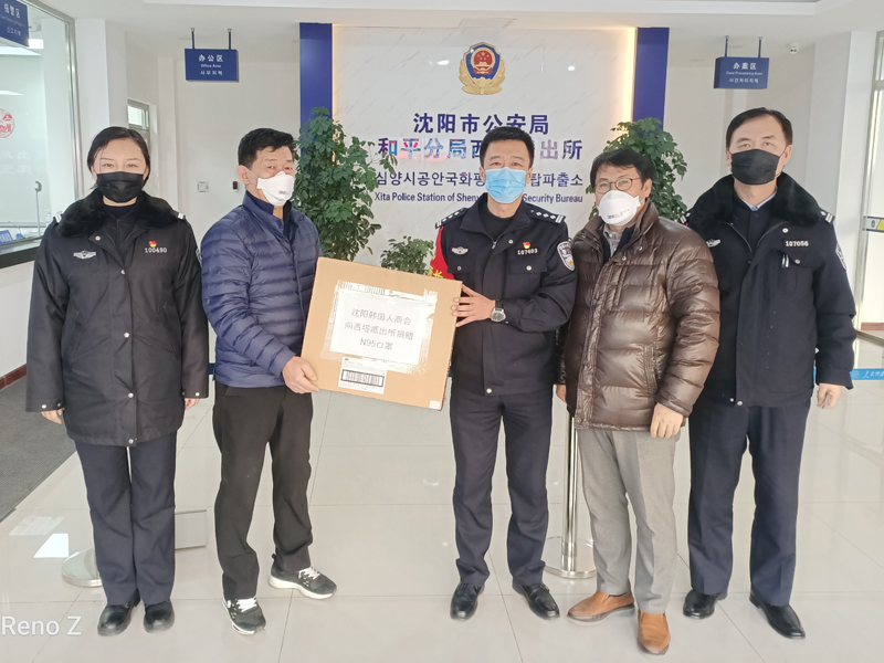轄區(qū)的外國友人通過韓商會購買一箱N95口罩送到派出所,，表達(dá)對警務(wù)工作站的感謝之情