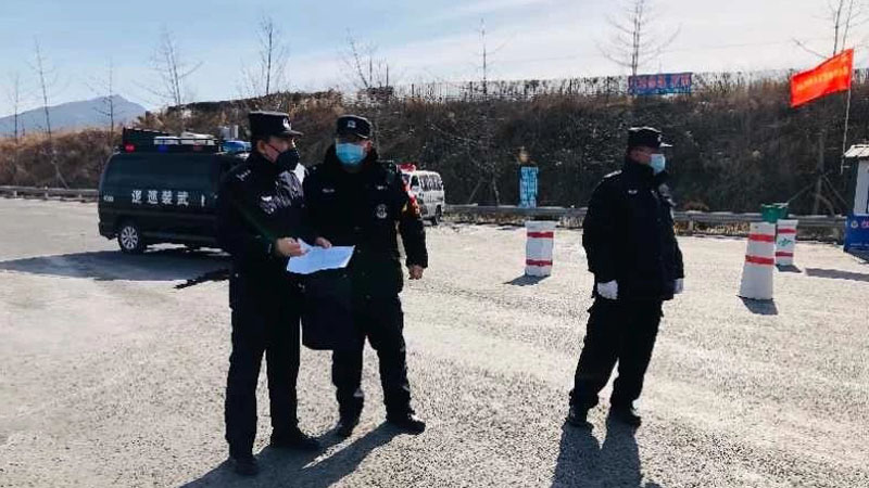 他們,，成為藍天白云下的風(fēng)景