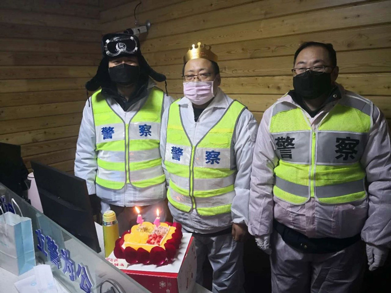 同事為劉振（中）過(guò)生日