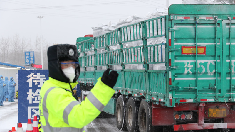 風(fēng)雪天為開復(fù)工企業(yè)運輸車輛護航