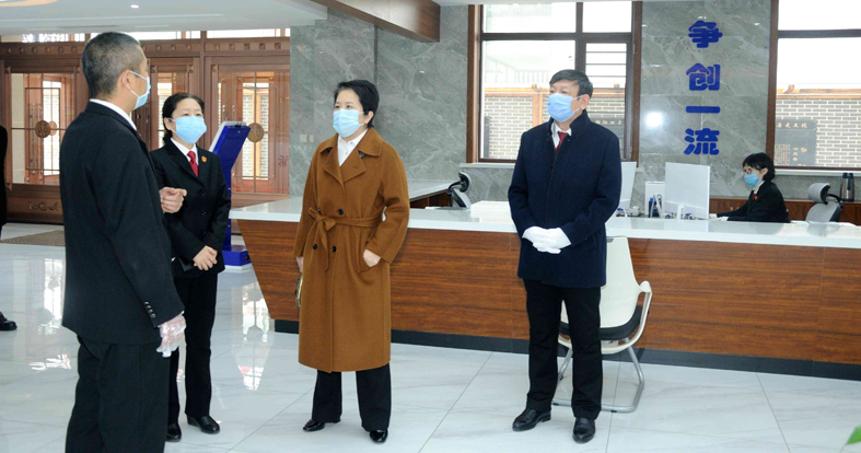 3,、孫忠麗（右2）在朝陽市龍城區(qū)人民法院調(diào)研“智慧法院”建設(shè)工作