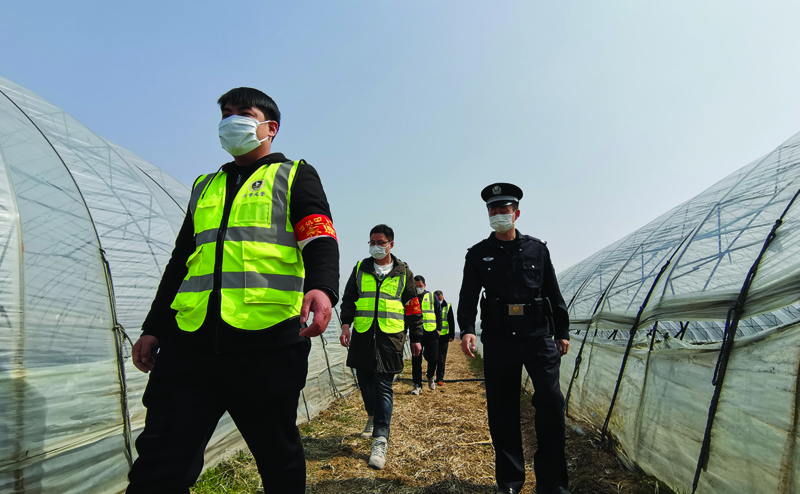 圖為“義警巡邏隊“深入轄區(qū)蔬菜大棚種植區(qū)開展巡邏,。