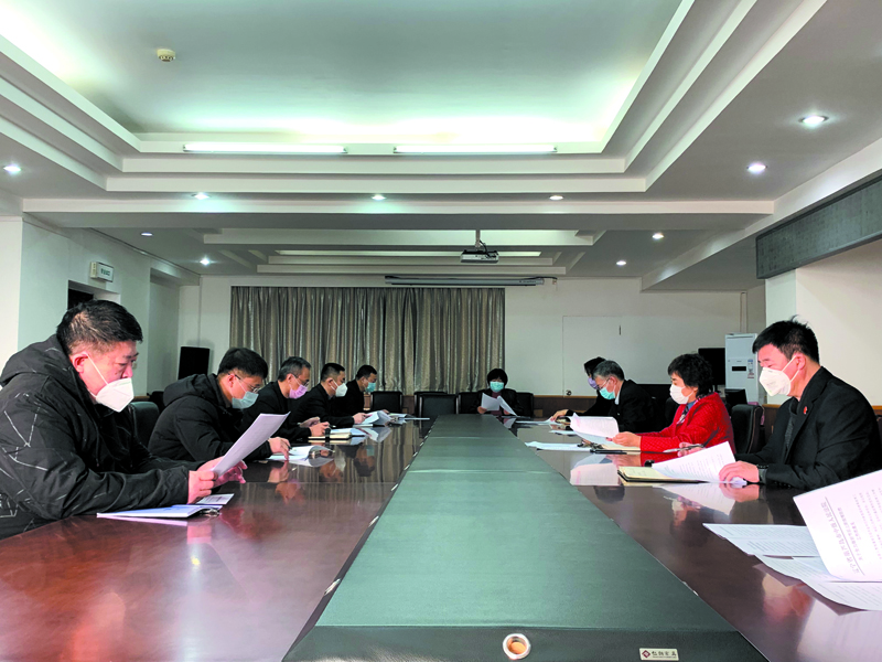 圖2、葫蘆島中院有關(guān)人員討論《意見》
