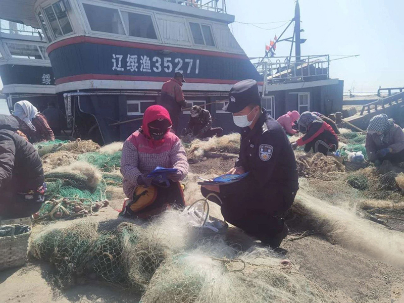 民警付文清在休漁期進(jìn)行法律宣傳