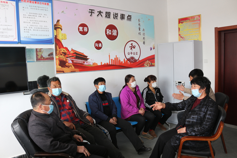 于大姐（右）在說事點里和村民嘮家常
