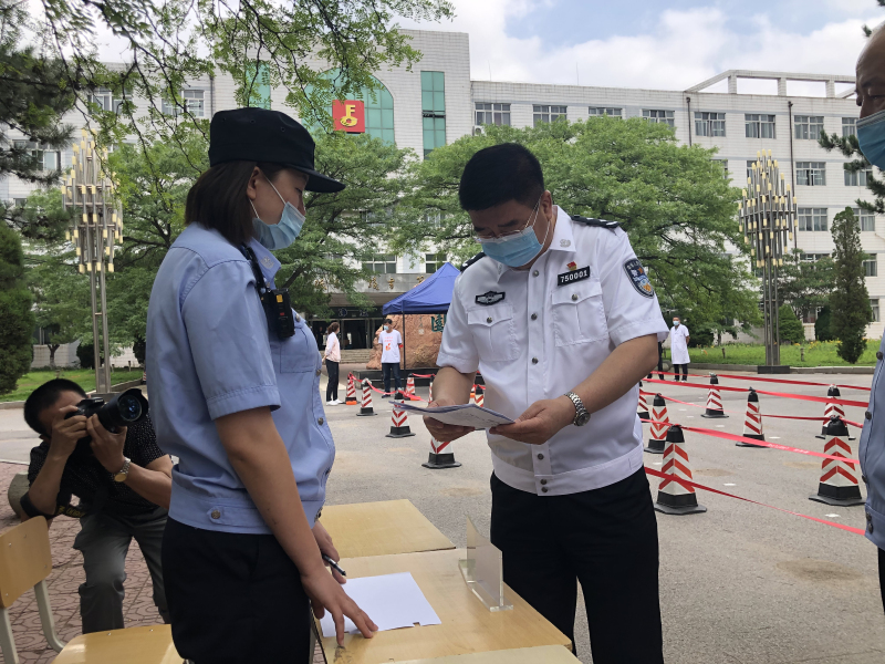 阜新市副市長,、公安局局長邵希默在考點(diǎn)檢查安保工作