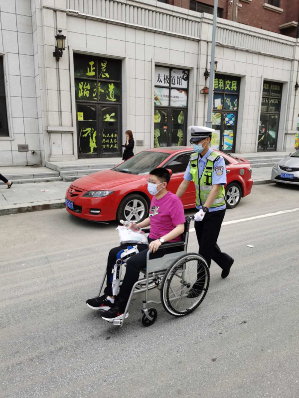 交警將骨折考生推進(jìn)警戒區(qū)域_編輯_編輯