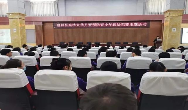 臺(tái)下聽(tīng)得津津有味
