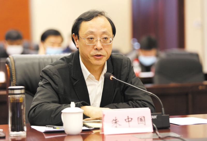 朱中國在進(jìn)行答疑,。