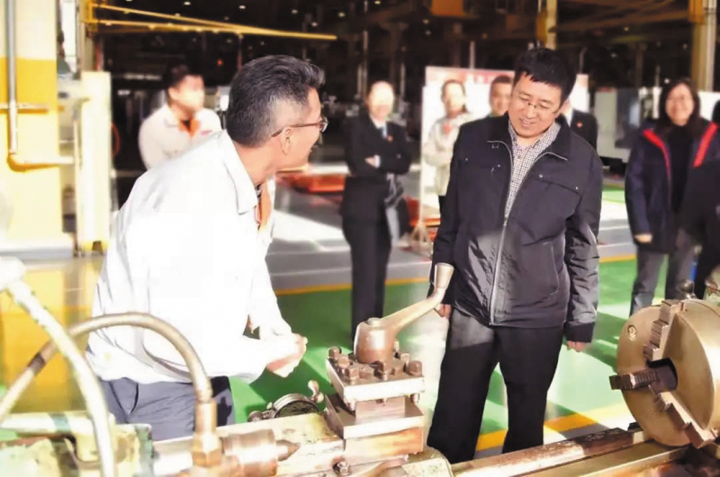 沈陽中院工作團(tuán)隊(duì)實(shí)地考察沈陽機(jī)床生產(chǎn)經(jīng)營情況